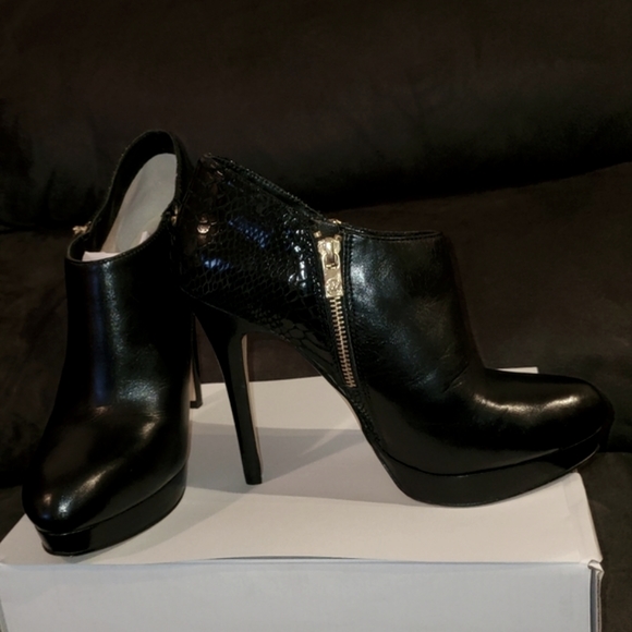 🎉HP🎉 Michael Kors black platform ankle boots.Sz 8.5. NWOT.  Leather-gold trim - Picture 10 of 10